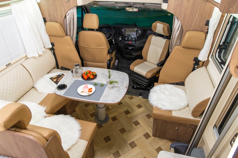 多人出行還能玩的舒服，這款房車(chē)足夠