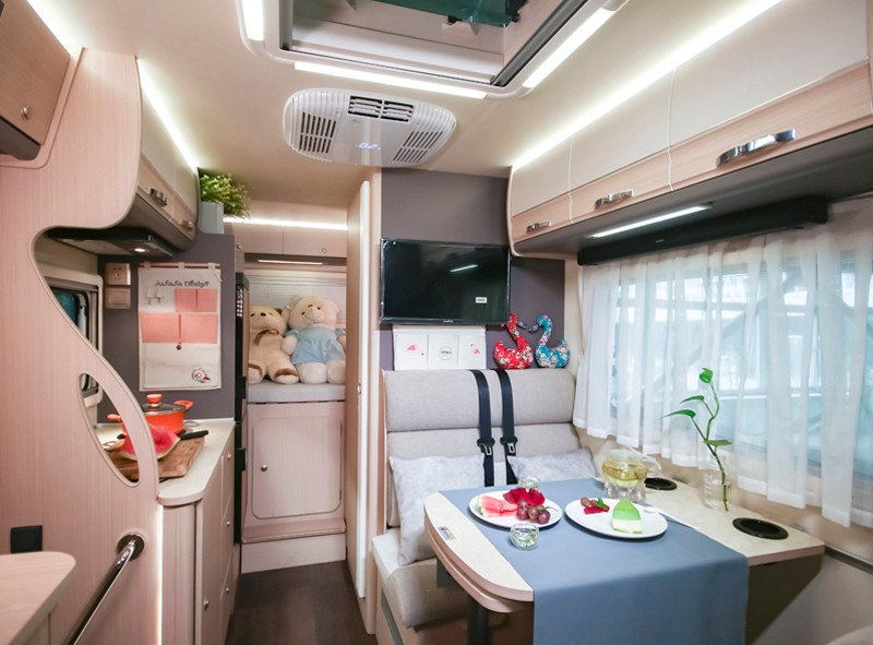 喜歡自駕游，不知道怎么選房車(chē)，看看這款四驅(qū)房車(chē)