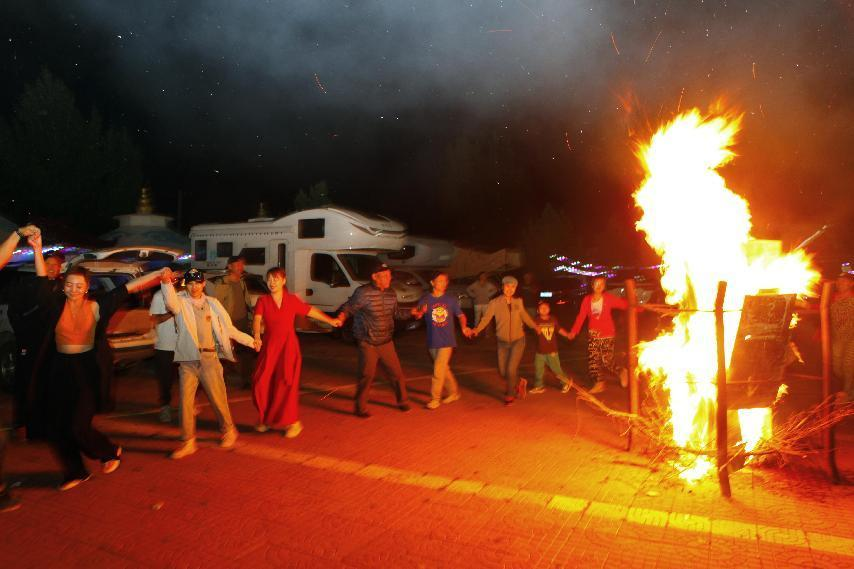 對(duì)酒當(dāng)歌,人生幾何,要盡興就現(xiàn)在! 對(duì)酒當(dāng)歌,人生幾何,要盡興就現(xiàn)在!