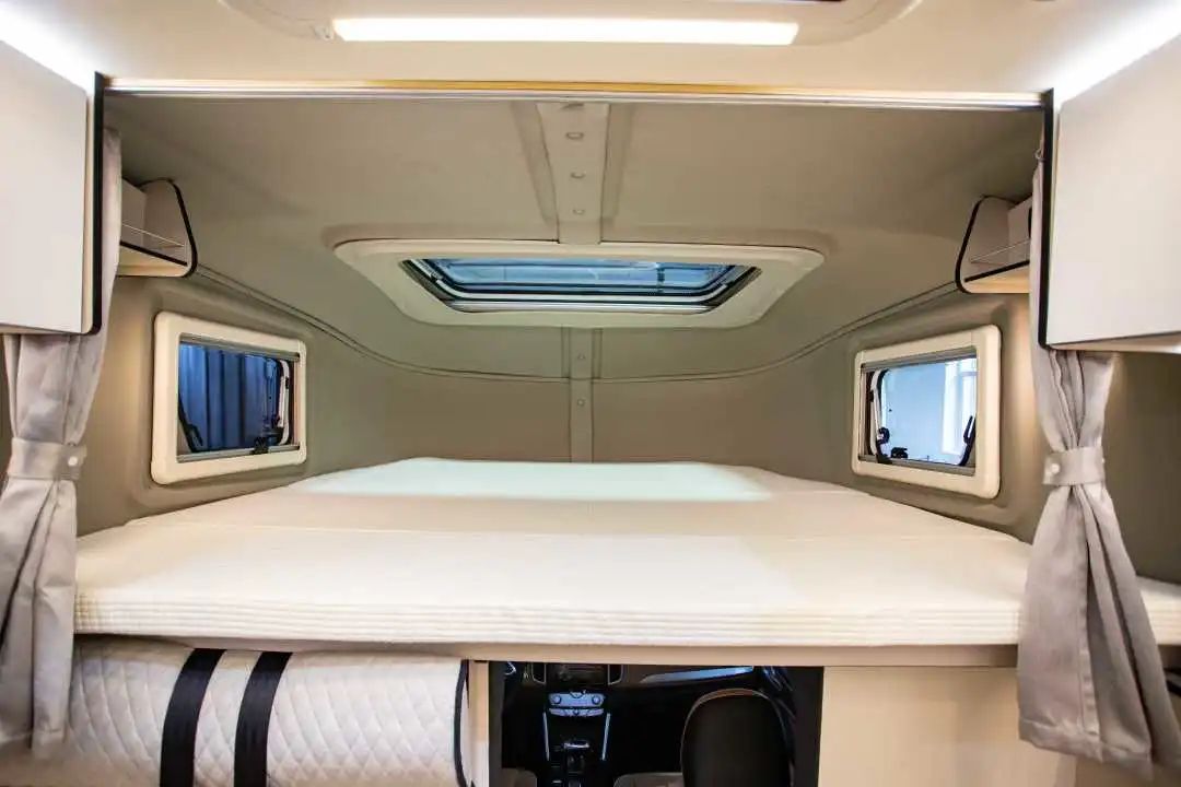 為什么覽眾房車要采用玻璃鋼“三明治”車身結構？