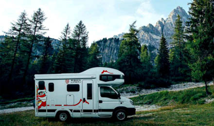 疫情推動(dòng)了露營(yíng)的流行，房車才是露營(yíng)的頂流